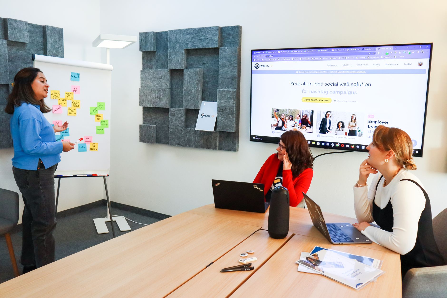 atelier collaboratif devant un écran interactif montrant une carte mentale, des post-it numériques et un plan d’action partagé
